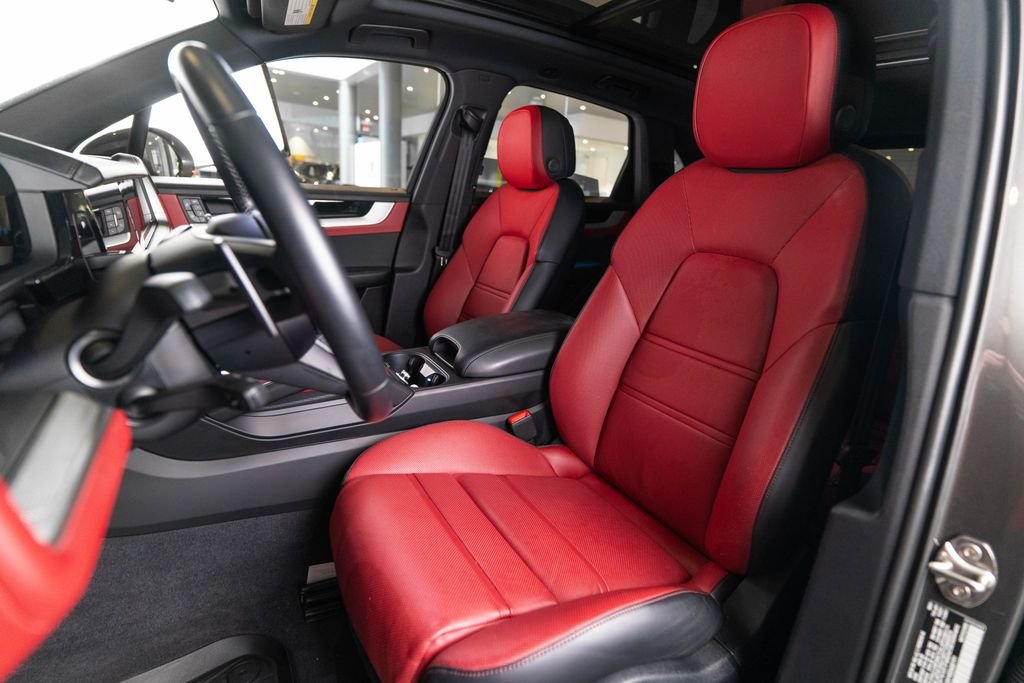 Used 2025  Porsche Base image 5