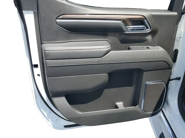 Used 2024 Summit White Chevrolet LT image 28