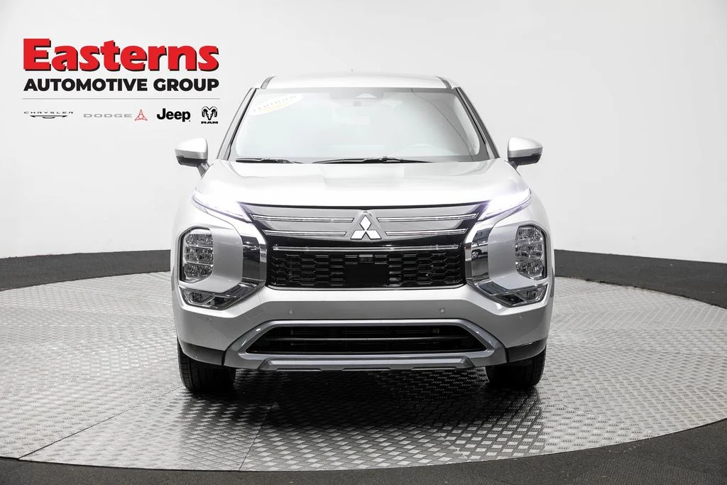 Used 2025 Silver Mitsubishi SE image 2