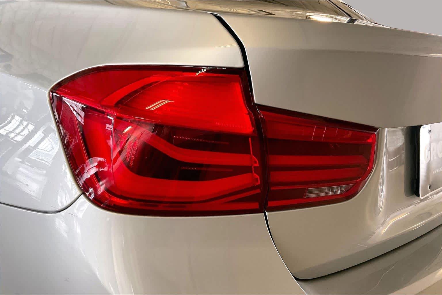 Used 2018 Glacier Silver Metallic BMW 320i image 26