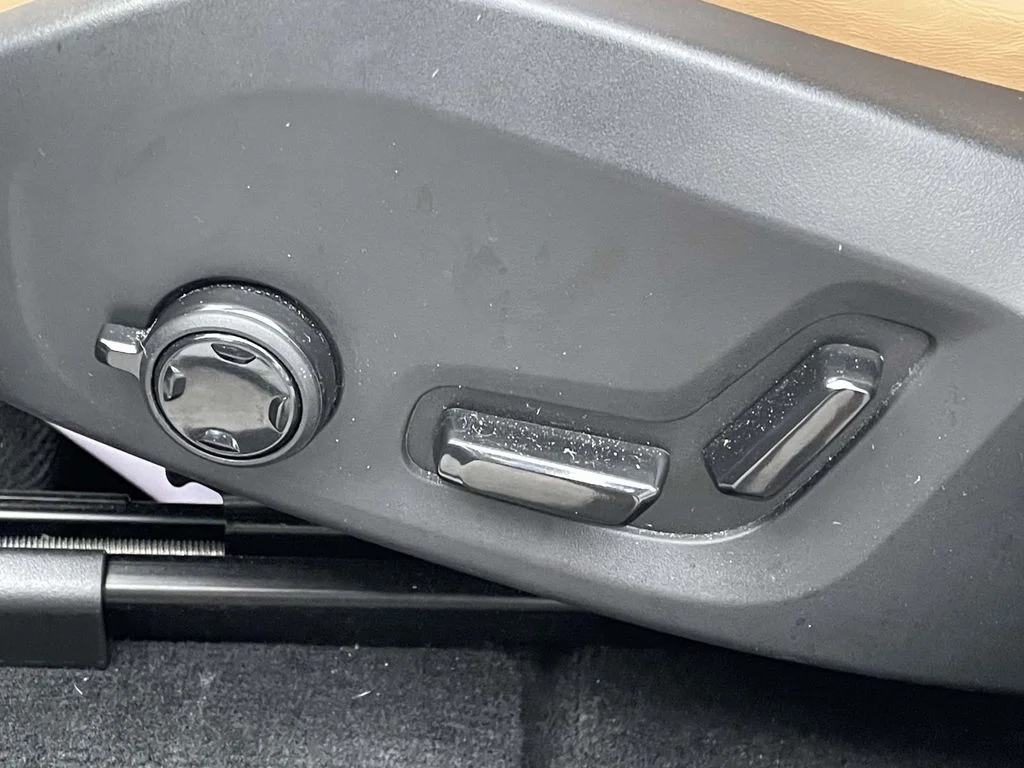 Used 2023 Onyx Black Metallic Volvo Ultimate Bright Theme image 7