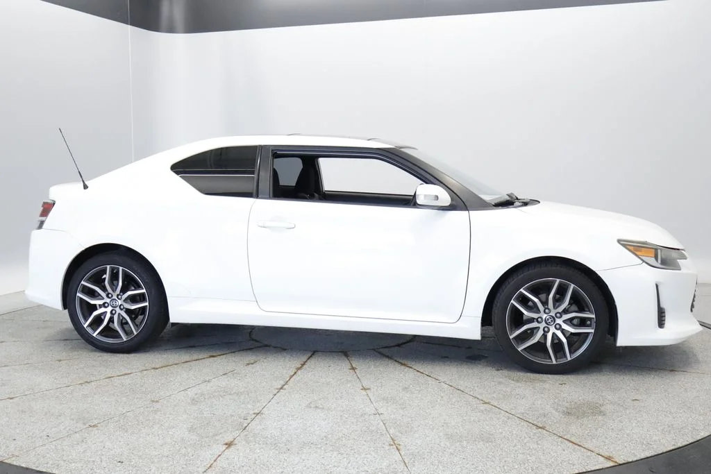 Used 2014 White Scion Base image 8