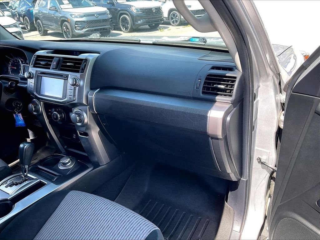 Used 2017 Classic Silver Metallic Toyota SR5 image 12