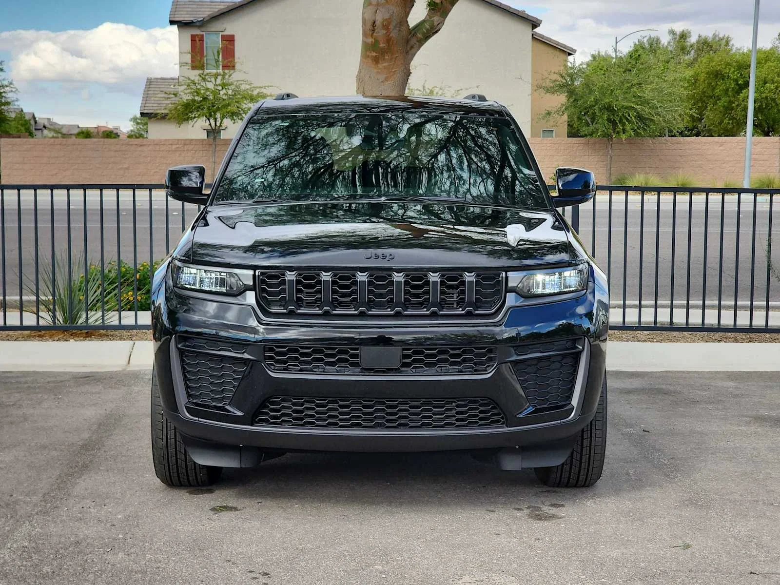 New 2026 Diamond Black Crystal Pearl-Coat Exterior Paint Jeep Laredo Altitude image 3