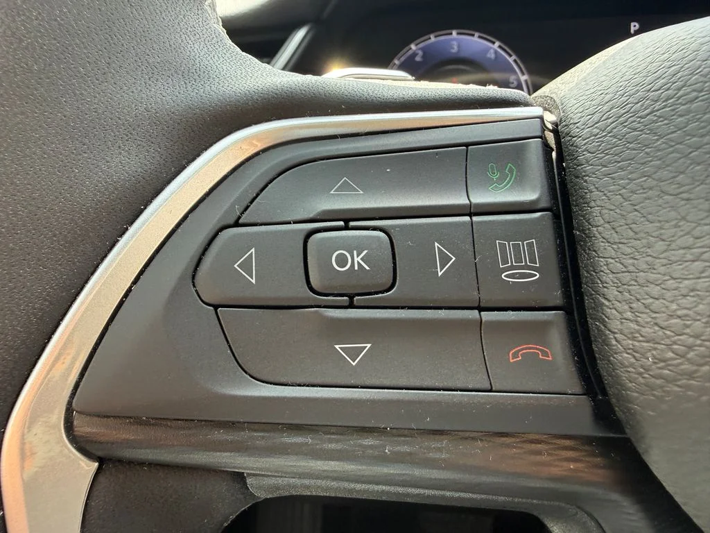 Used 2025  Jeep Altitude X image 19