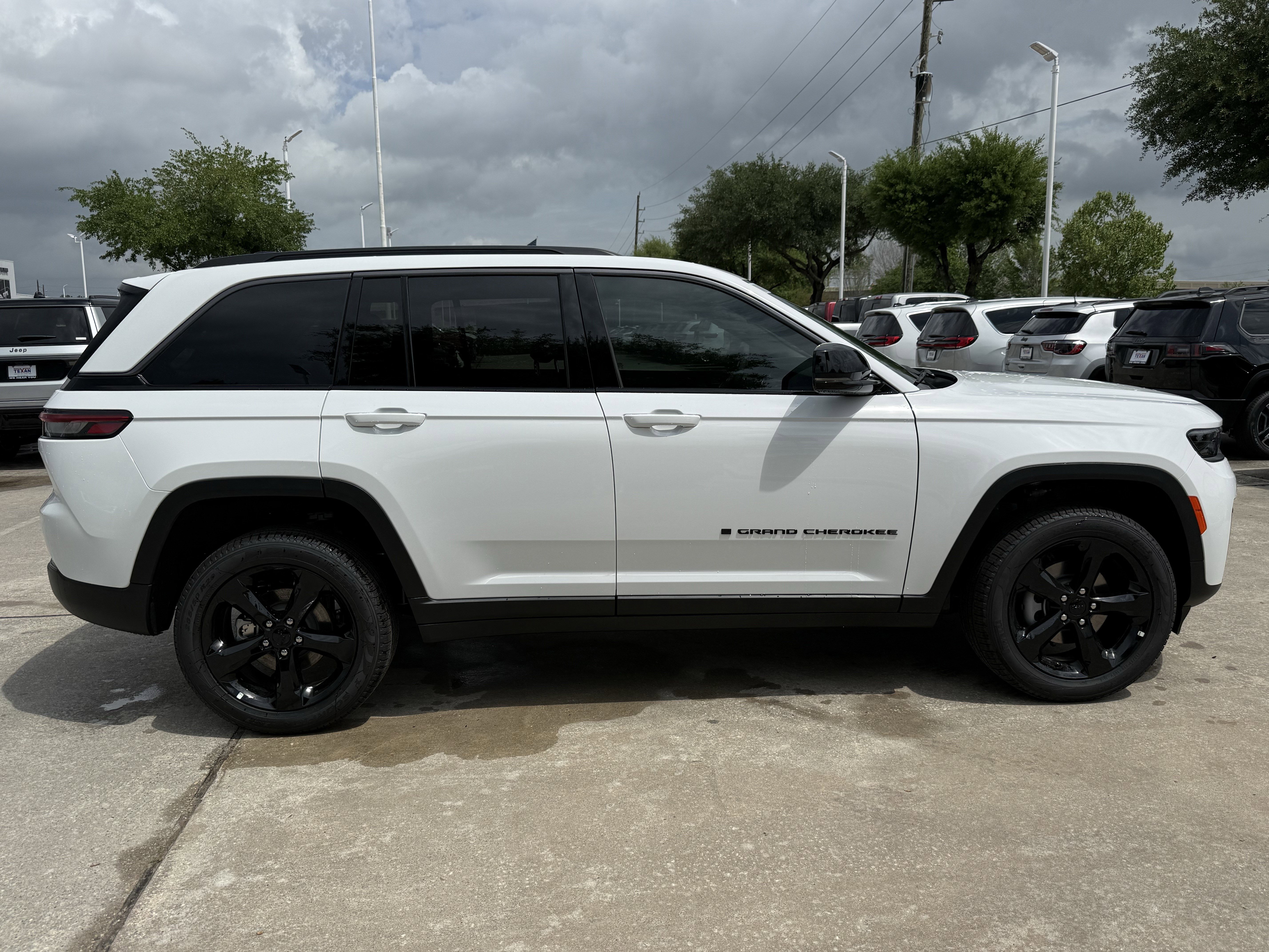 New 2026 Bright White Clear-Coat Exterior Paint Jeep Limited image 3