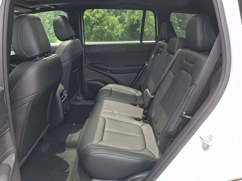 New 2026 Bright White Clear-Coat Exterior Paint Jeep Limited image 6