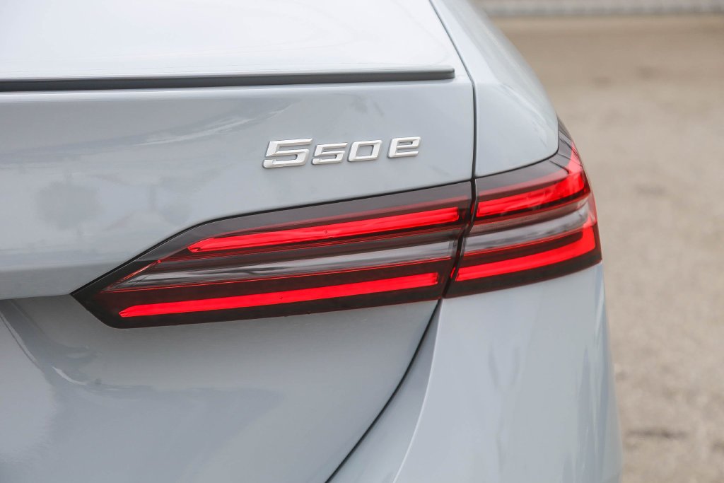 New 2027 Brooklyn Grey Metallic BMW 550e xDrive image 7
