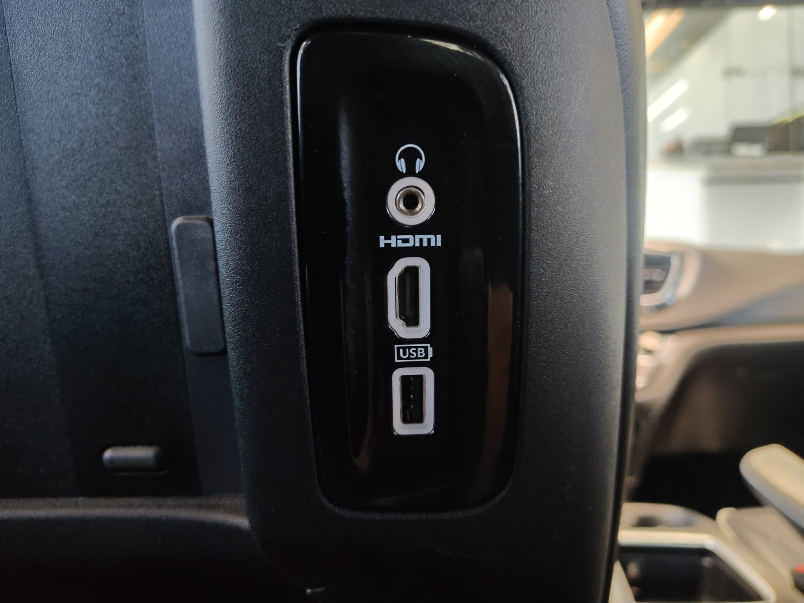 Used 2019 Granite Crystal Metallic Clearcoat Chrysler Limited image 35