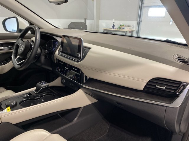 Used 2021 Pearl White Tricoat Nissan SL image 28