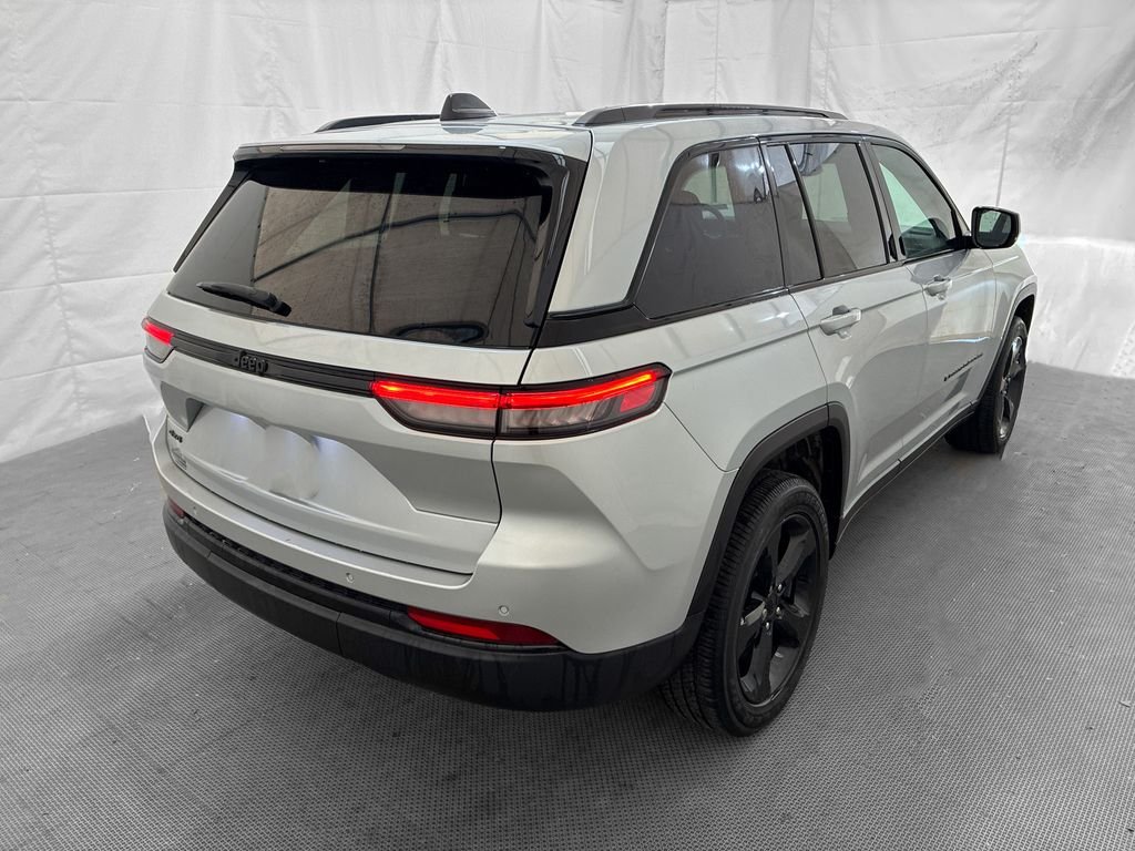 Used 2023 Silver Jeep Altitude X image 7