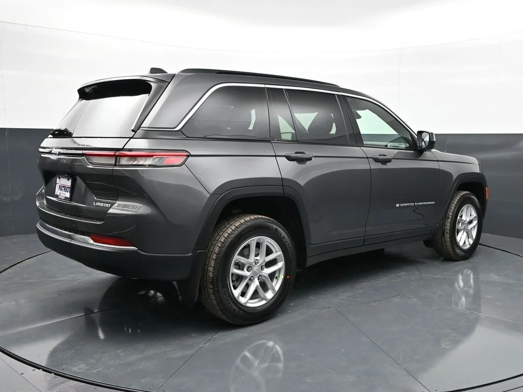 New 2026 Baltic Gray Metallic Clear-Coat Exterior Paint Jeep Laredo X image 2