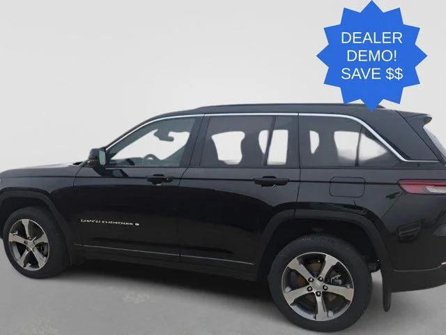 New 2026 Diamond Black Crystal Pearl-Coat Exterior Paint Jeep Limited image 9