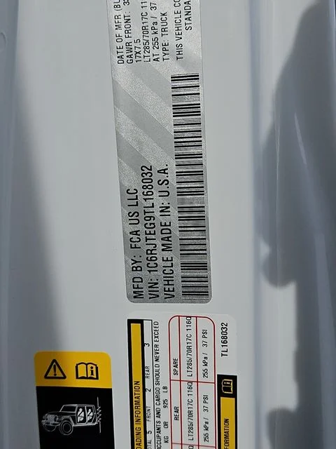 New 2026 Bright White Clear-Coat Exterior Paint Jeep Mojave X image 29