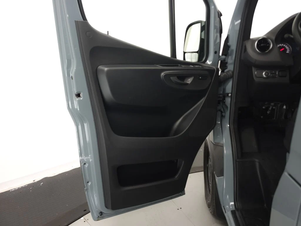 Used 2026  Mercedes-Benz Cargo 144 WB image 5