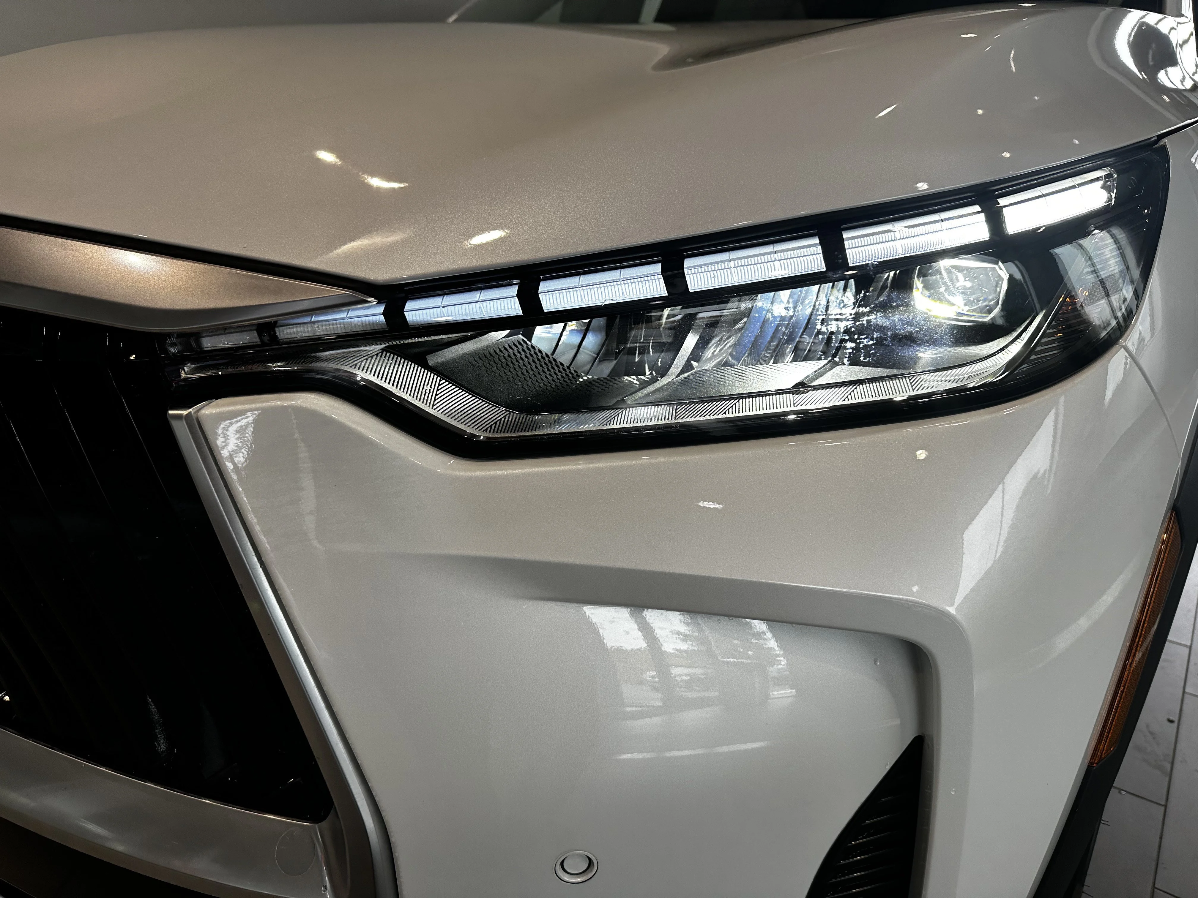 New 2027 RADIANT WHITE INFINITI Luxe AWD image 5