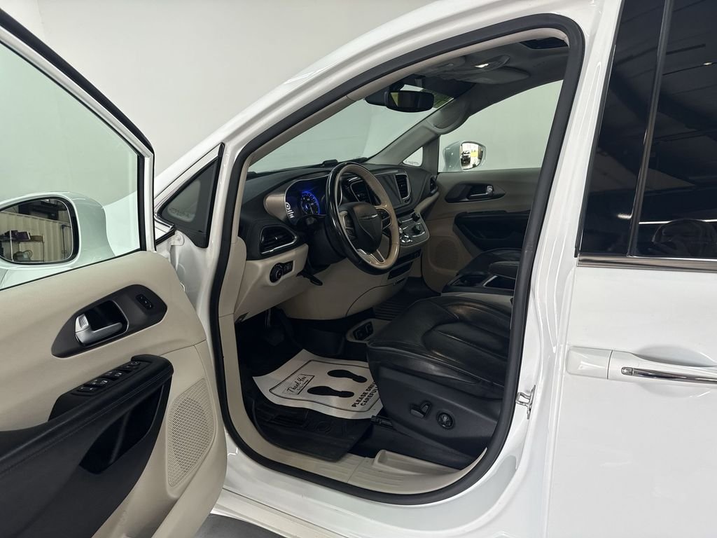 Used 2018 Bright White Clearcoat Chrysler Limited image 12