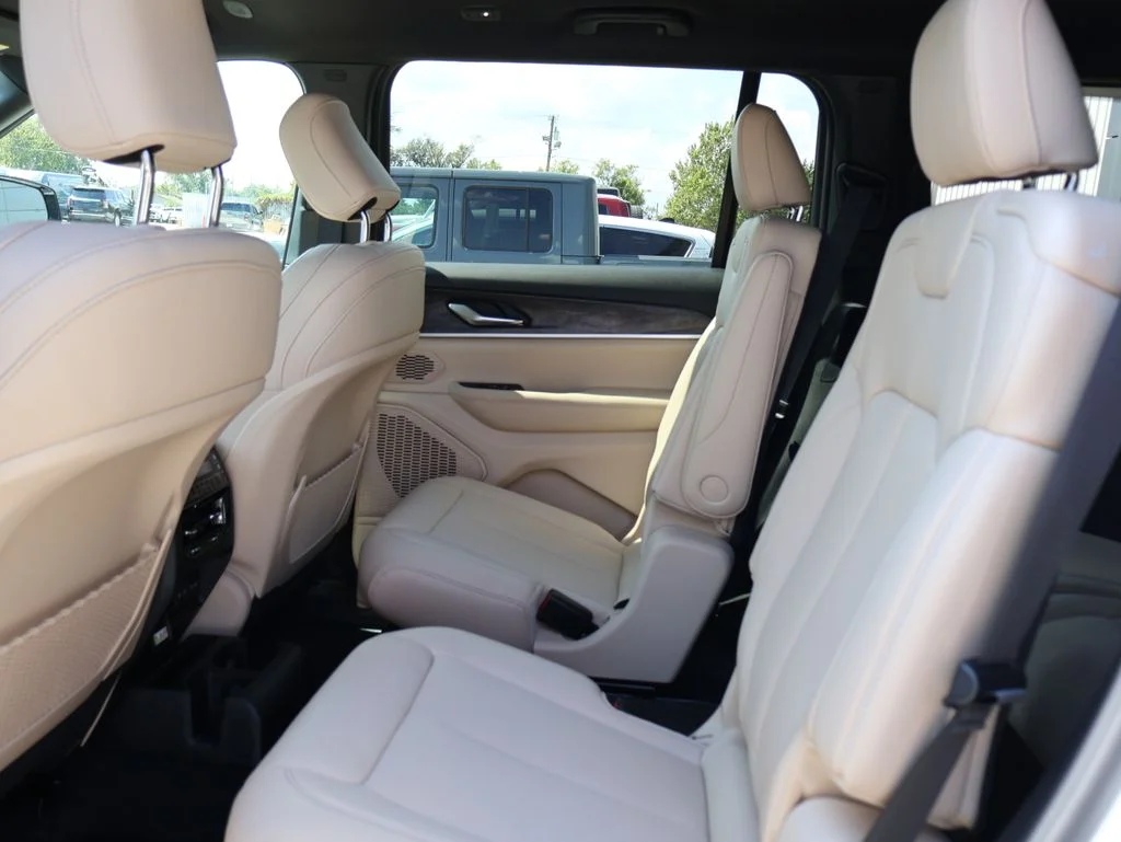New 2027 Bright White Clear-Coat Paint Jeep Limited image 18