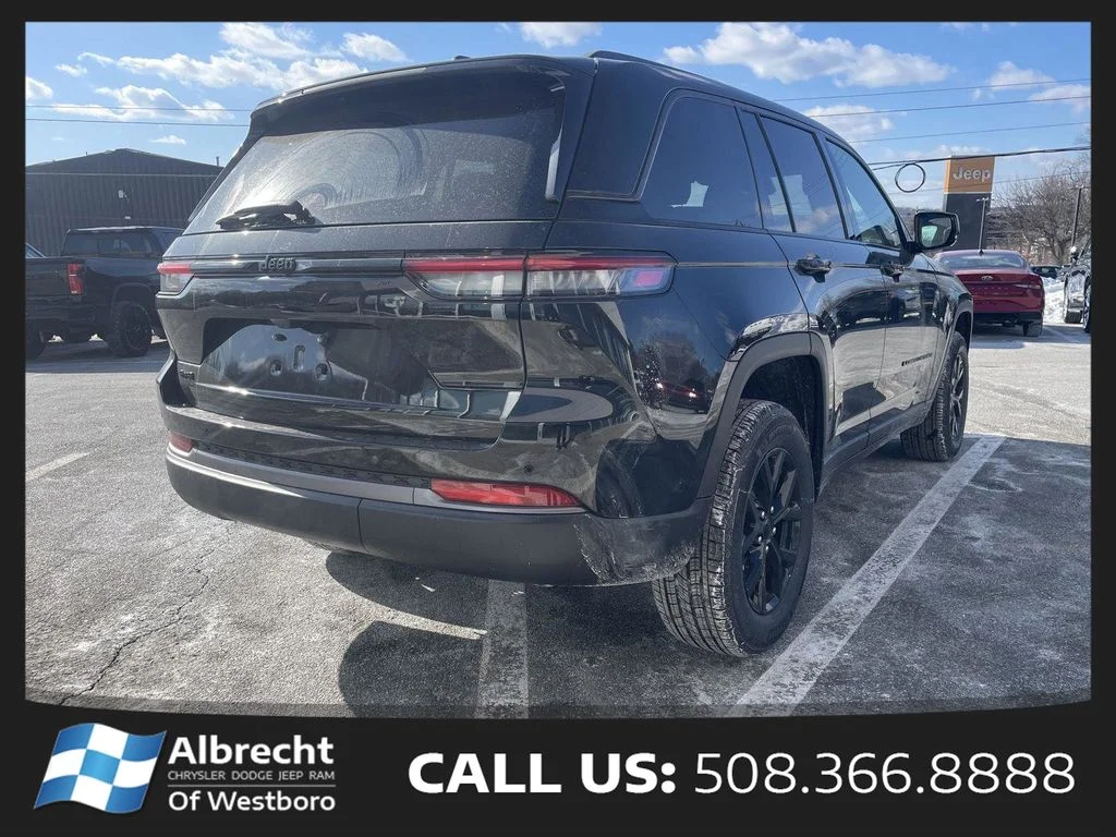 New 2026 Diamond Black Crystal Pearl-Coat Exterior Paint Jeep Altitude image 5