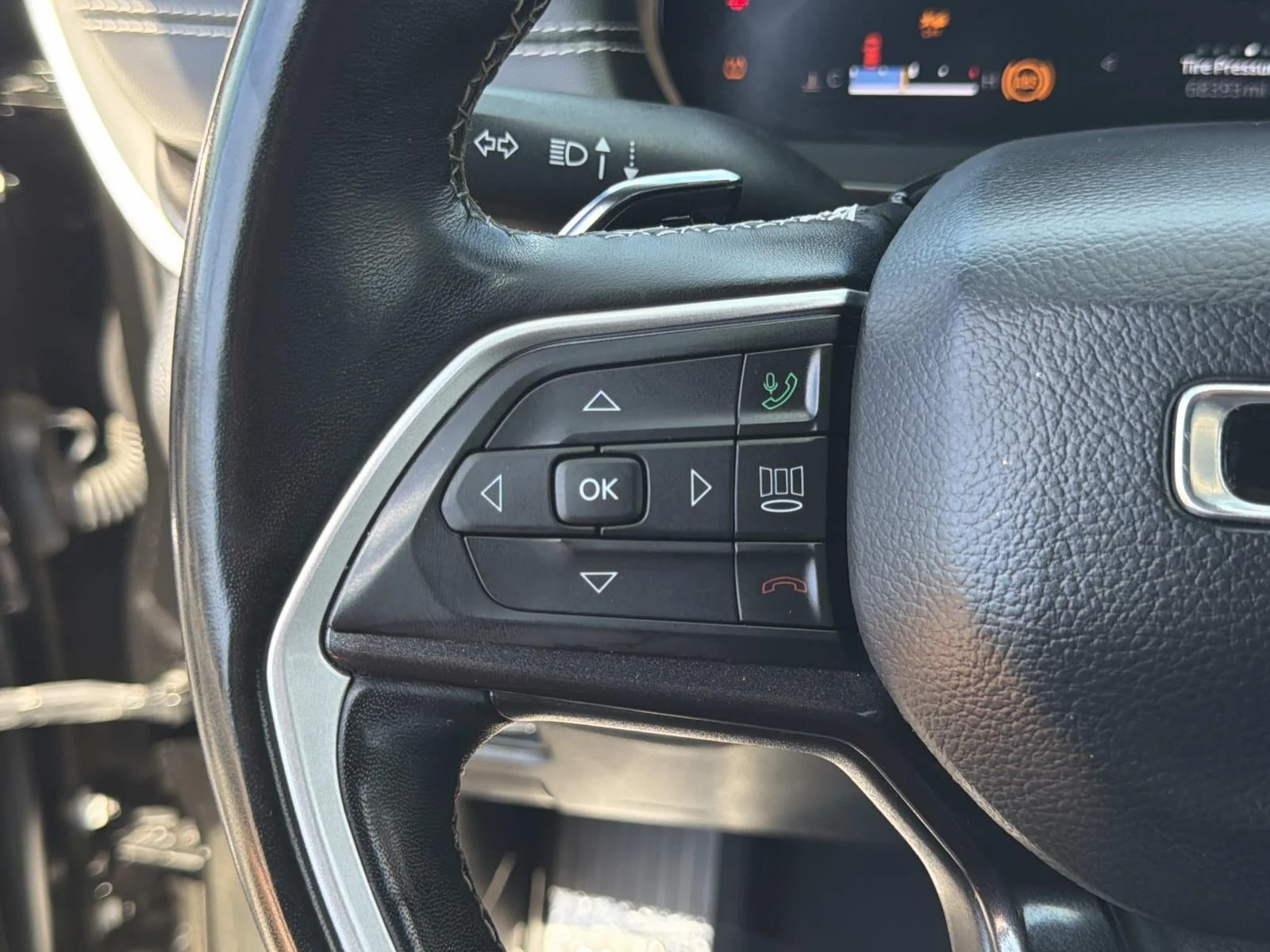 Used 2022 Diamond Black Crystal Pearlcoat Jeep Altitude image 11