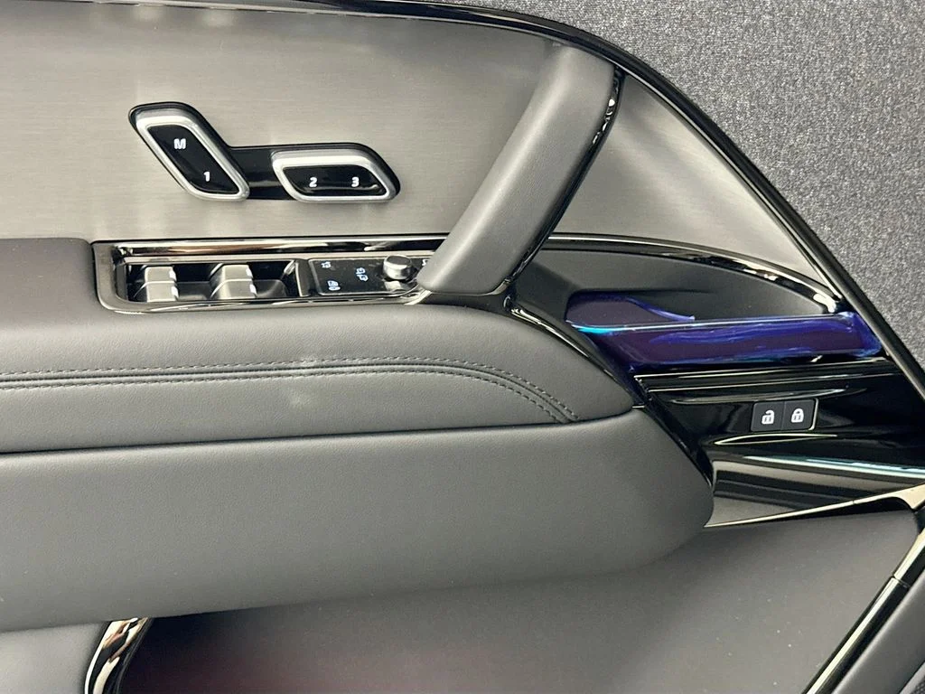 New 2026 Santorini Black Land Rover SE image 18