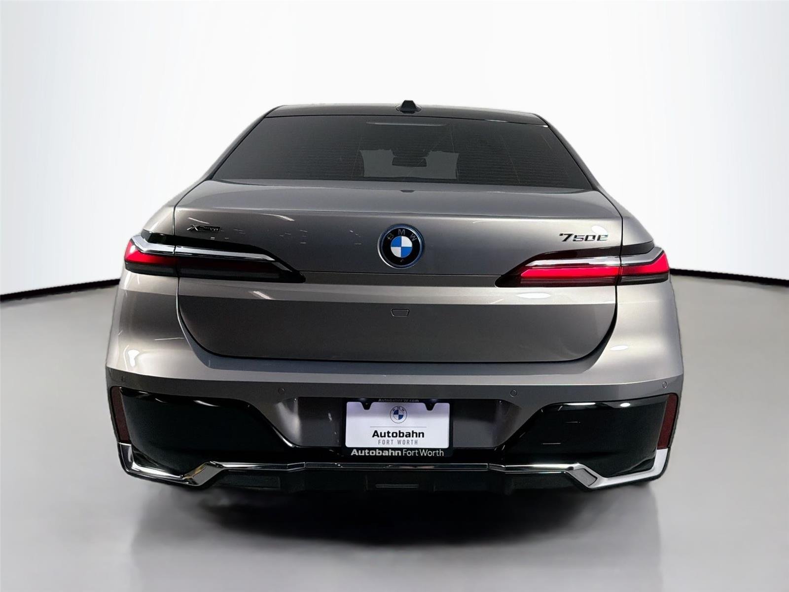 New 2026 Oxide Grey Metallic BMW 750e xDrive image 6