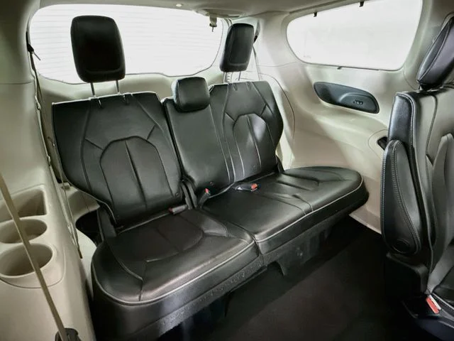 Used 2017 Red Chrysler Limited image 27
