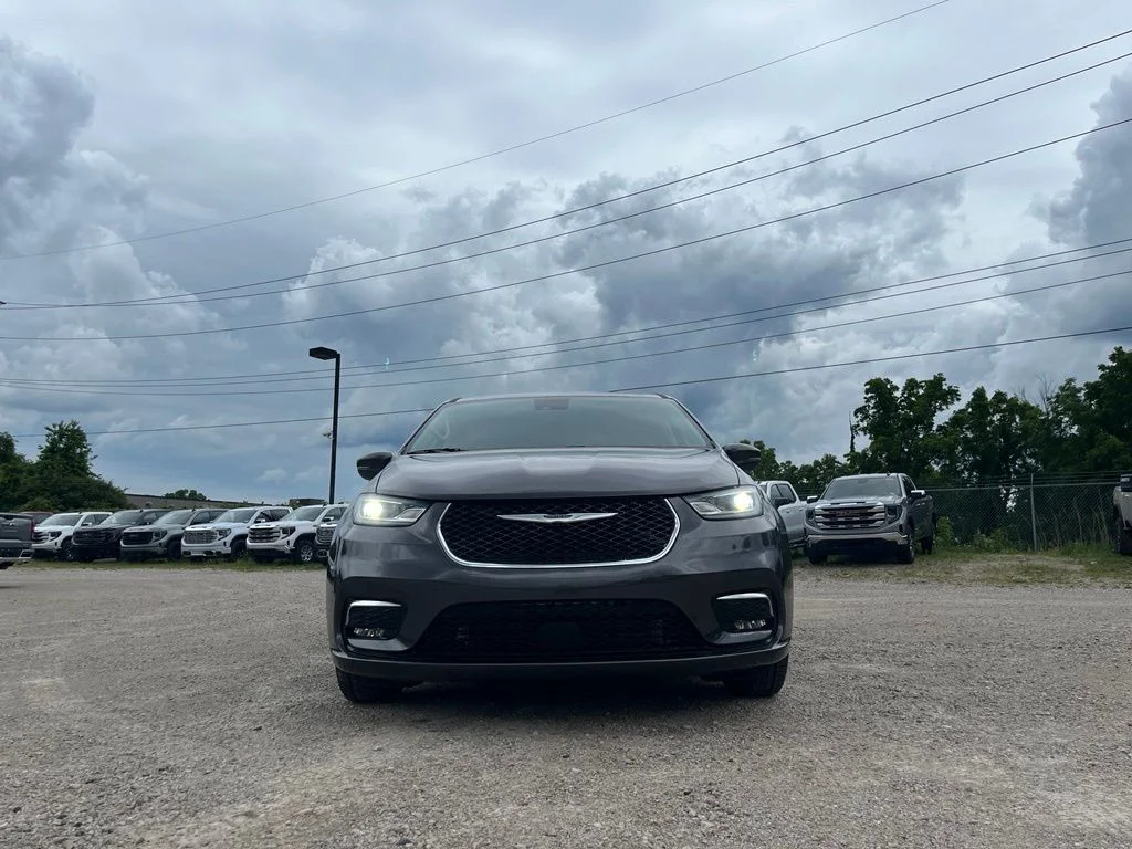 Used 2023 Crystal Metallic Chrysler Touring L image 3