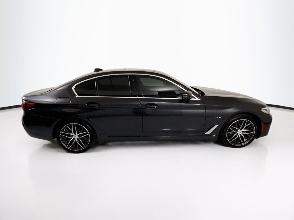 Used 2022 Dark Graphite BMW 530e iPerformance image 4