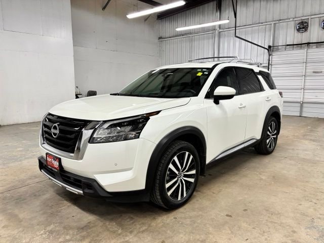 Used 2023 White Nissan Platinum image 3