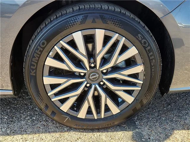 Used 2025 Gray Nissan SV image 7