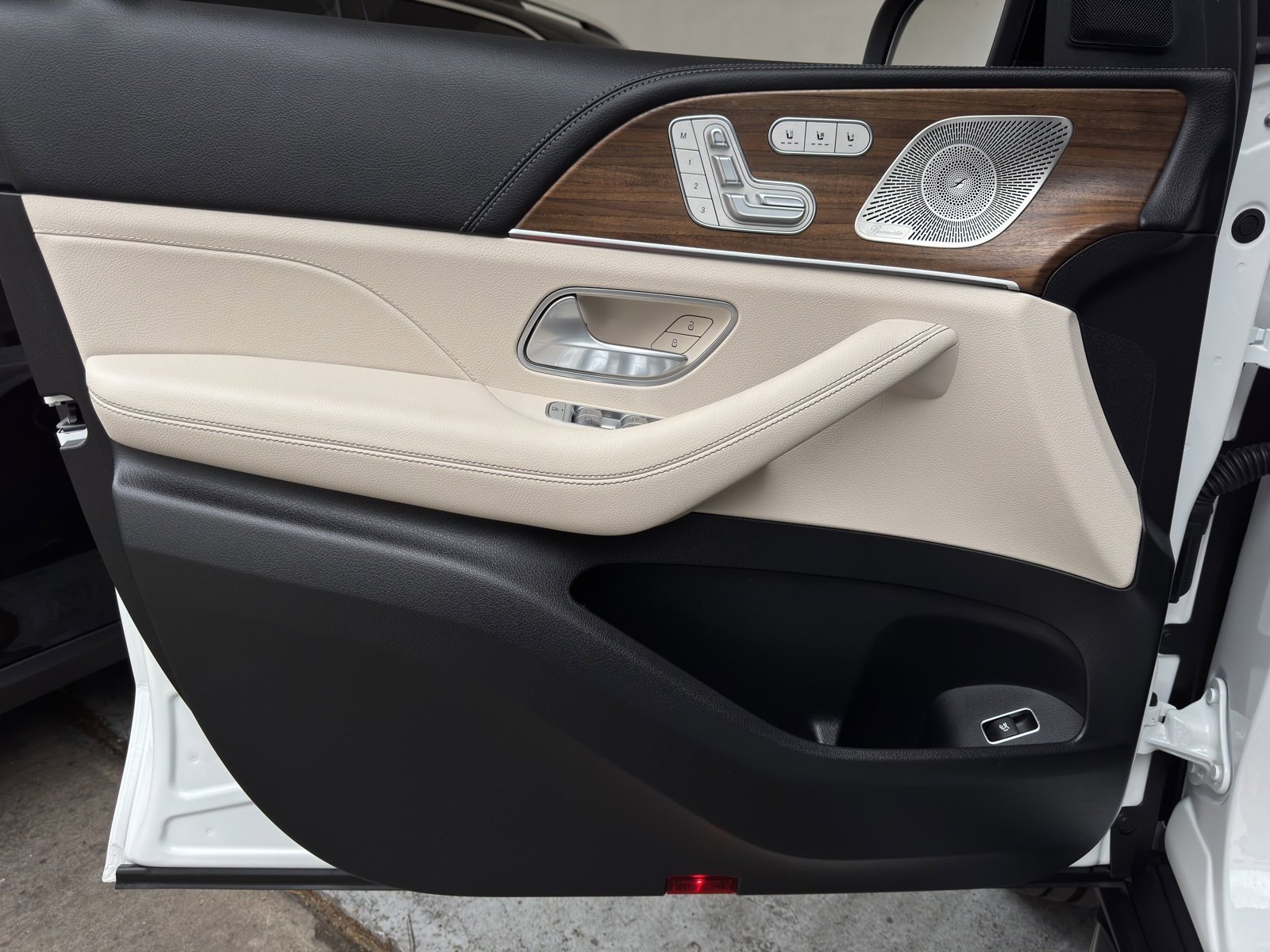2025 Mercedes-Benz GLS Base - Photo 35