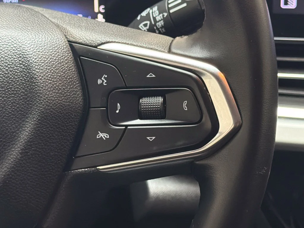Used 2025 Summit White Chevrolet LT image 25