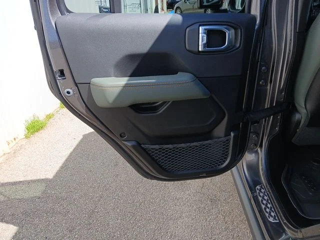 New 2026 Granite Crystal Metallic Clear-Coat Exterior Paint Jeep Mojave X image 17