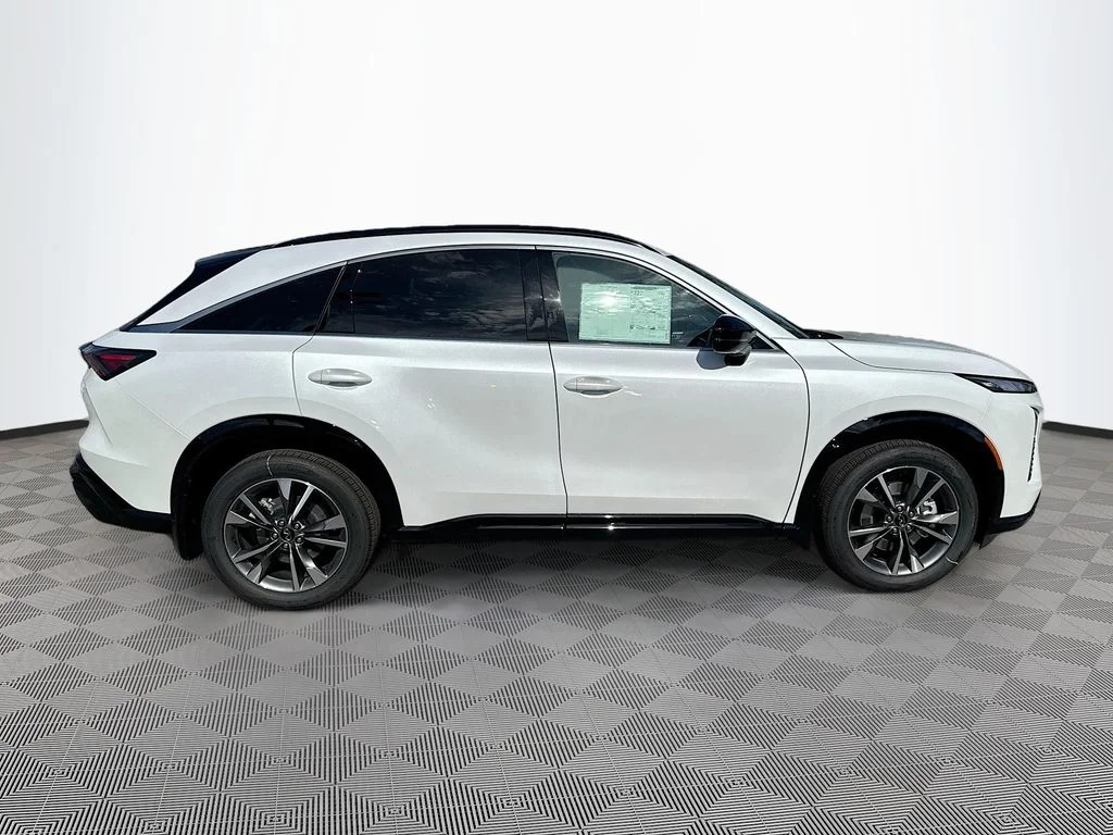New 2027 RADIANT WHITE INFINITI Luxe AWD image 4
