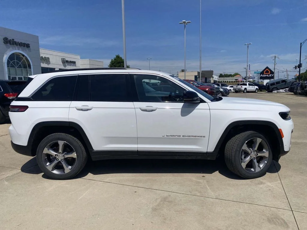 New 2026 Bright White Clear-Coat Exterior Paint Jeep Limited image 7