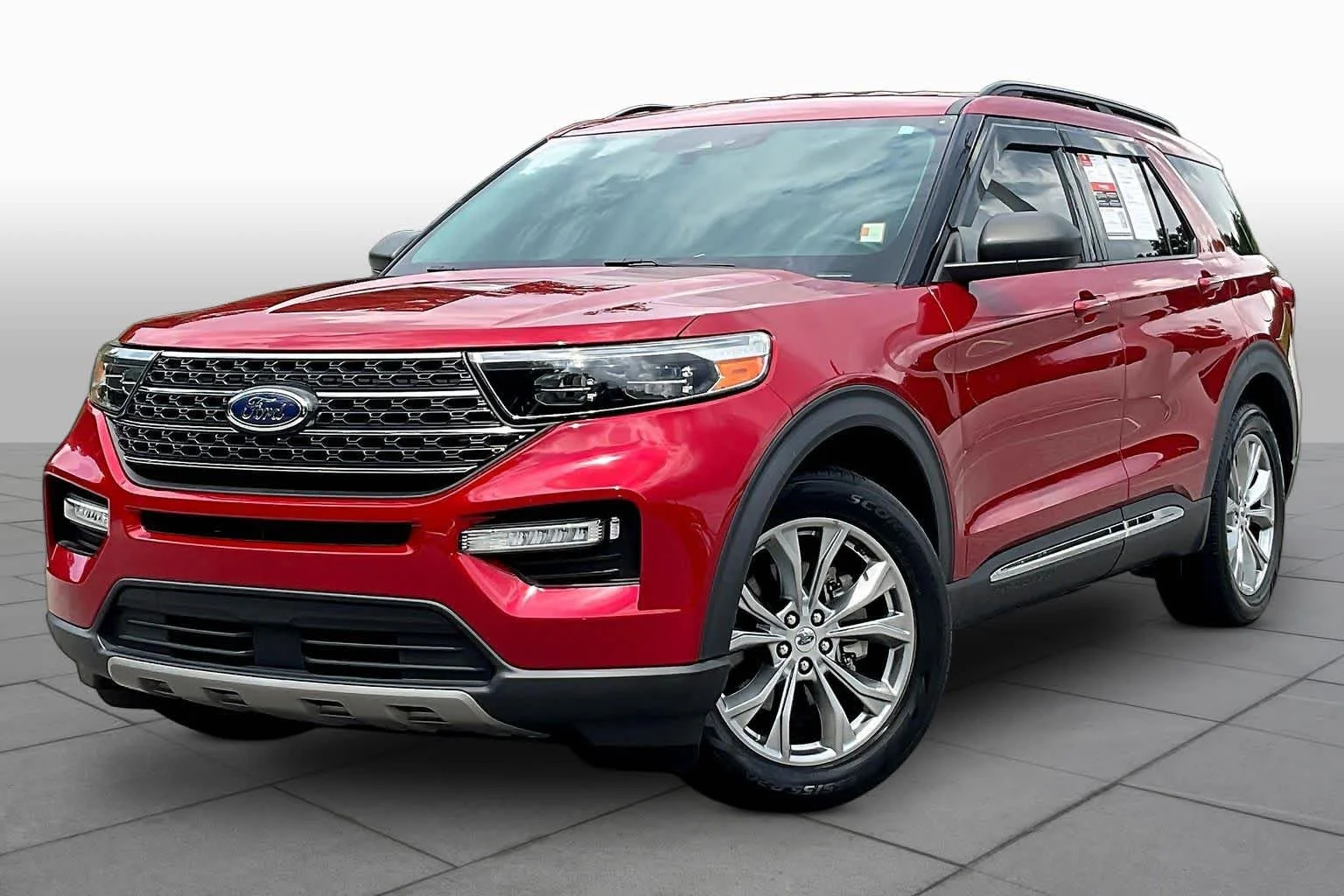 Used 2023 Rapid Red Metallic Tinted Clearcoat Ford XLT image 2