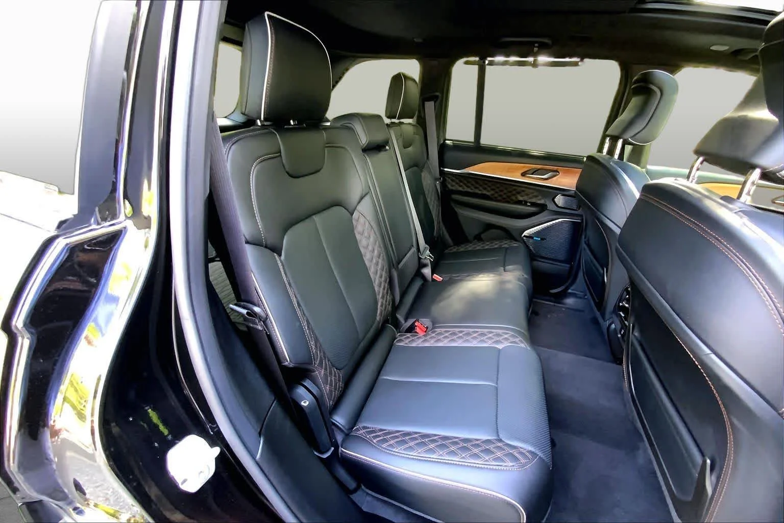 Used 2025 Diamond Black Crystal Pearlcoat Jeep Summit Reserve image 19
