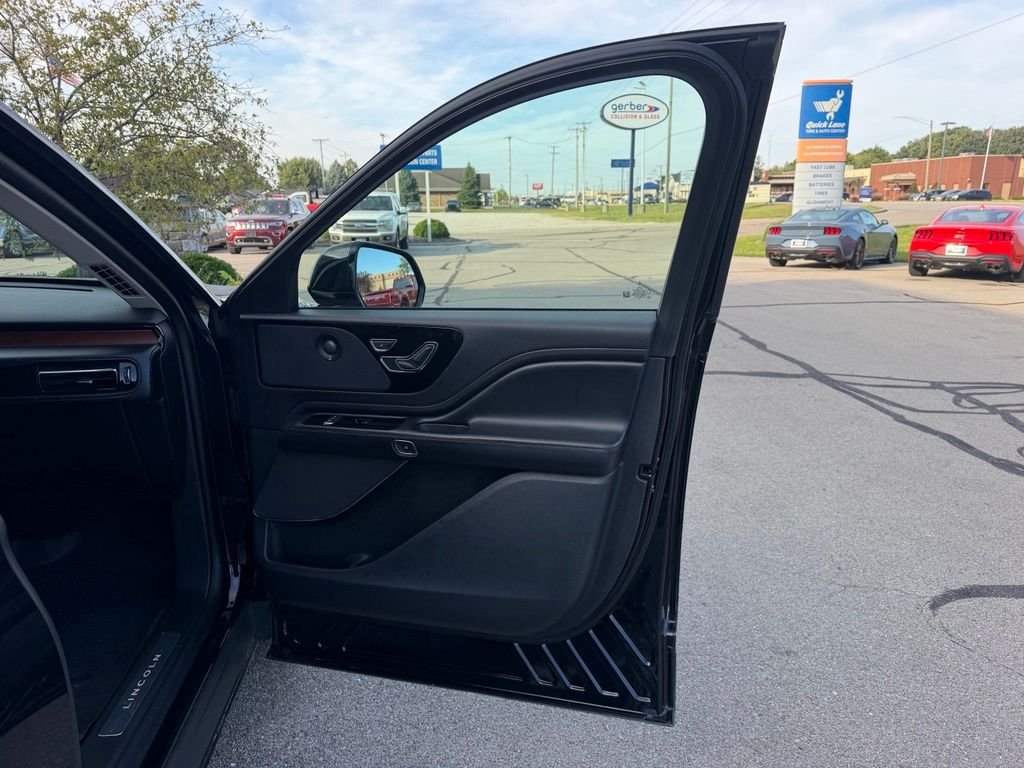 Used 2020 Black Metallic Lincoln Reserve image 26