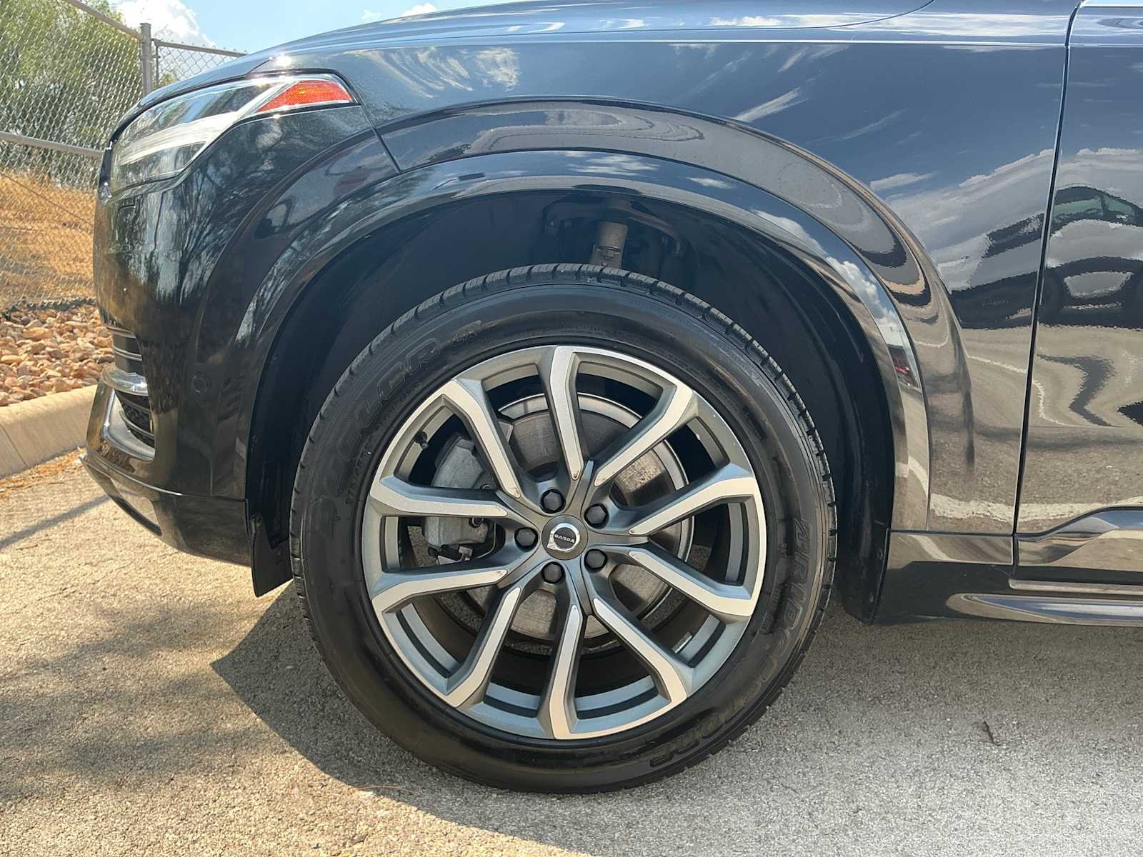 Used 2019 Onyx Black Metallic Volvo Momentum image 9