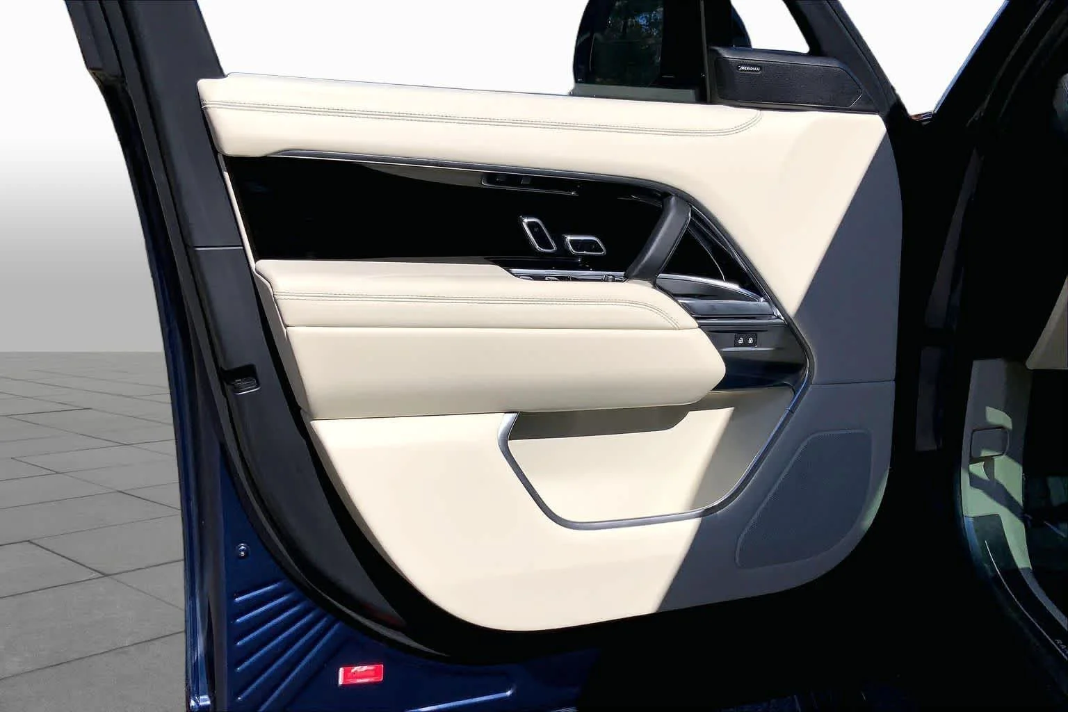 Used 2023 Portofino Blue Metallic Land Rover SE image 20