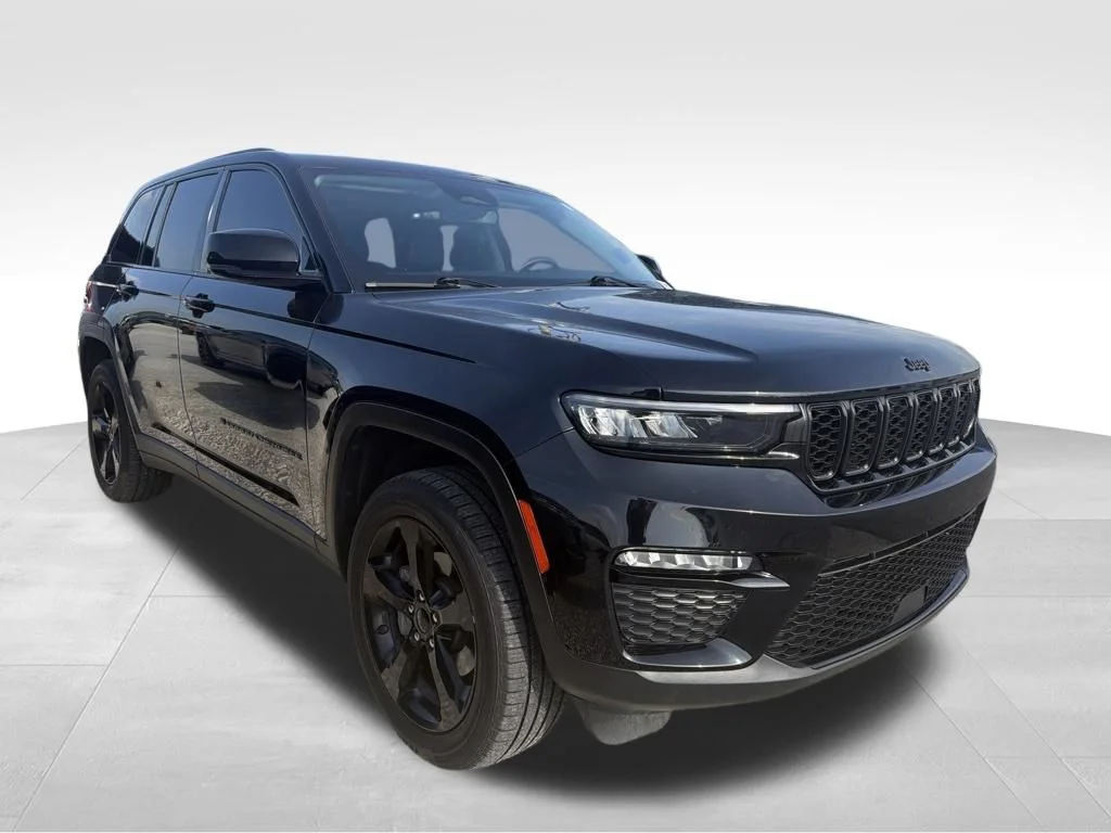 Used 2023 Diamond Black Jeep Limited image 15