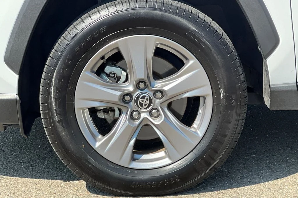 Used 2025 White Toyota XLE image 30