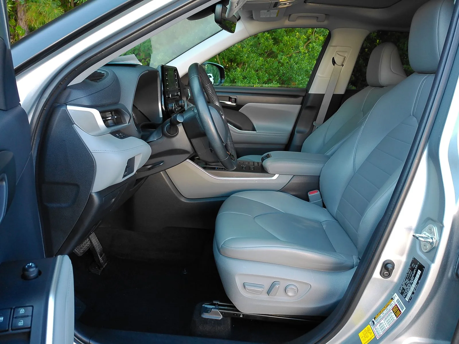Used 2020 Silver Toyota XLE image 9