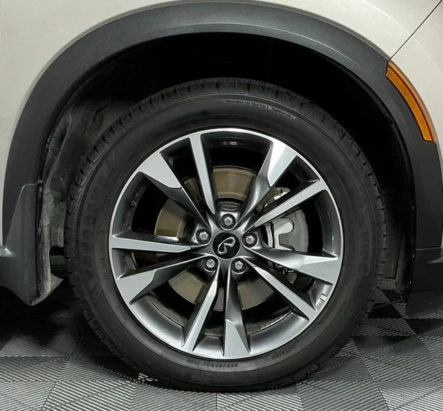 Certified Used 2023 Titanium INFINITI LUXE image 9