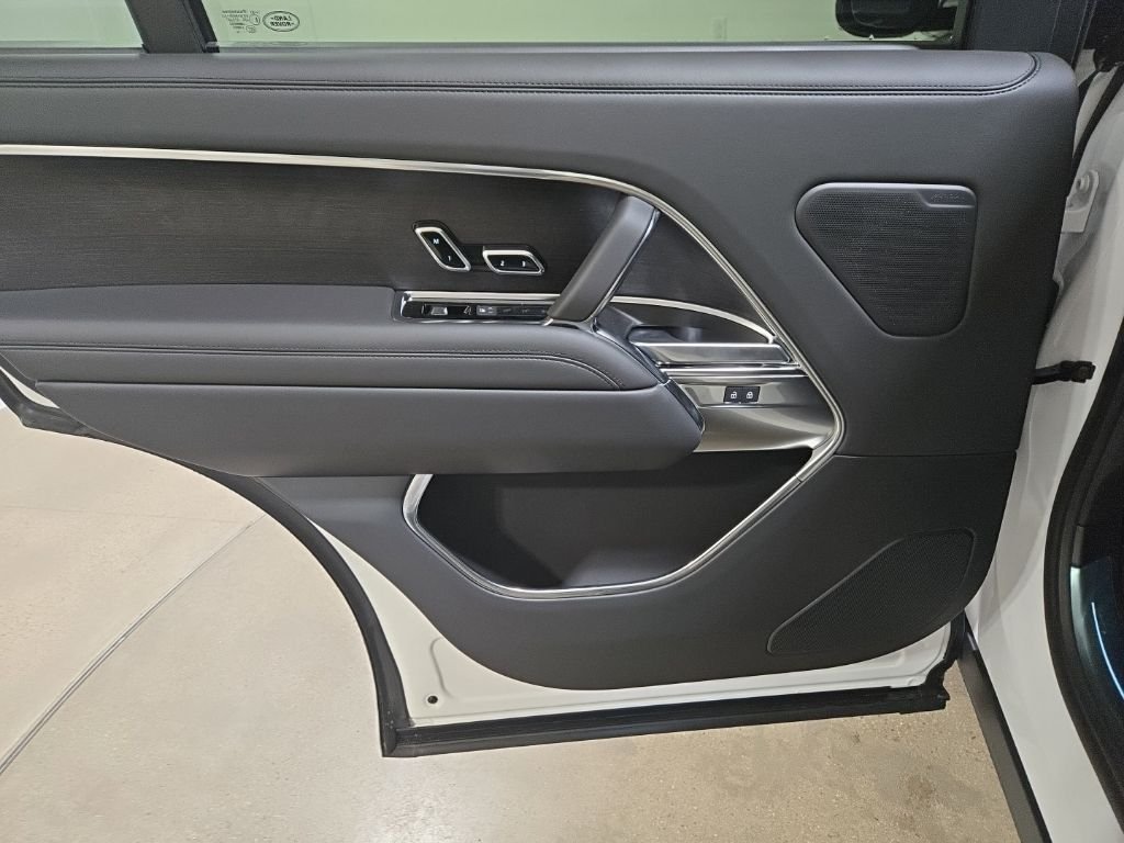 New 2026 Ostuni Pearl White Land Rover SE image 23