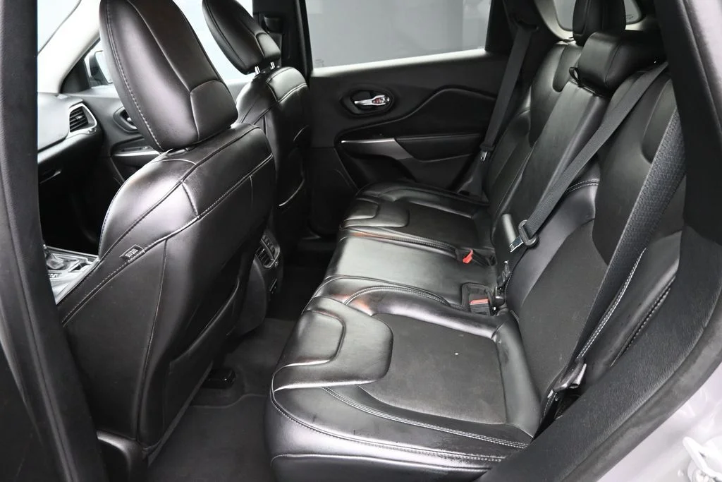 Used 2019 Silver Jeep Latitude Plus image 12