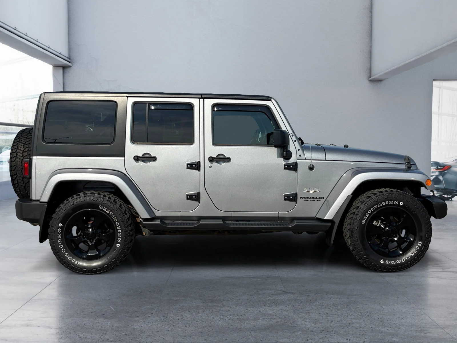 Used 2016 Silver Jeep Sahara image 6
