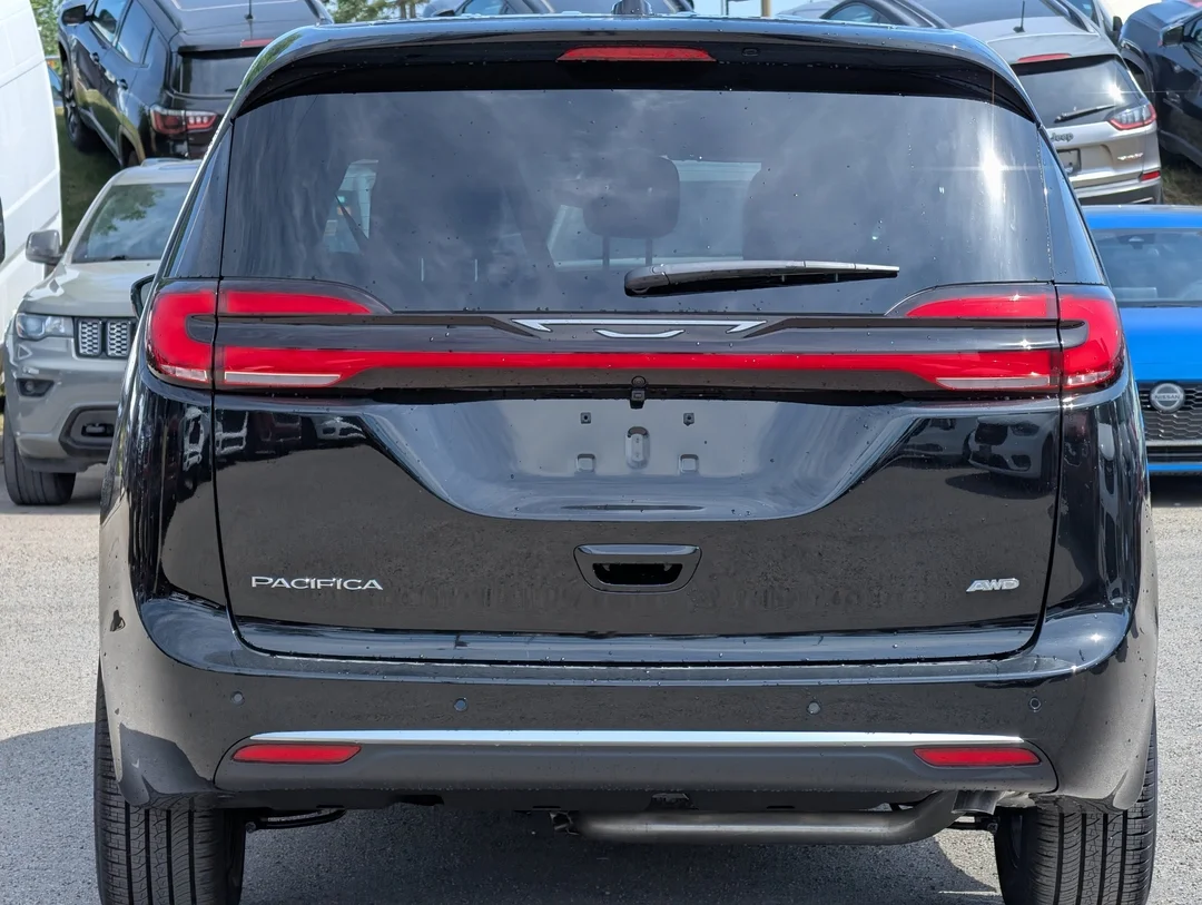 New 2027 Black Chrysler Select - - AWD - 3.6L Pentastar V6 - Adaptive Cruise Control - Blind Spot Monitor & More! image 7
