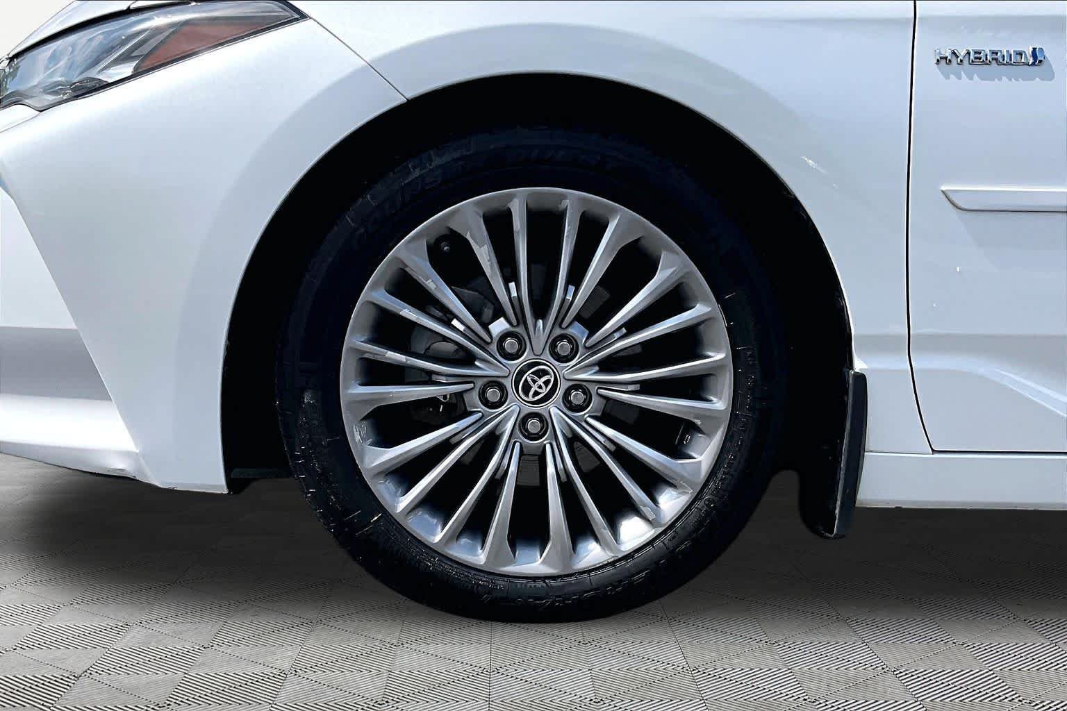 Used 2020 Wind Chill Pearl Toyota Hybrid Limited image 21